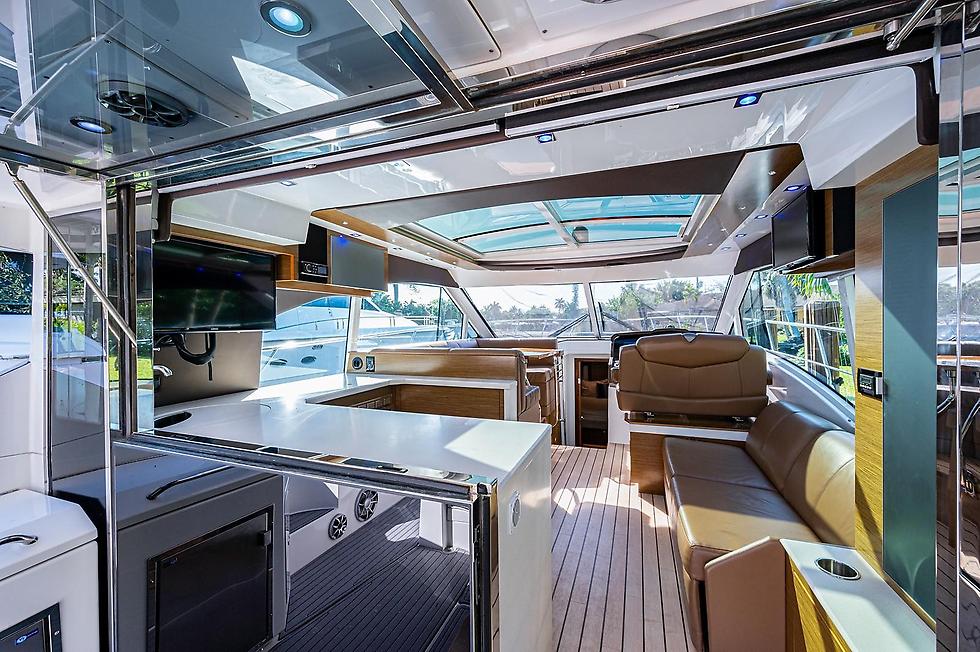 difference between yacht and cabin cruiser